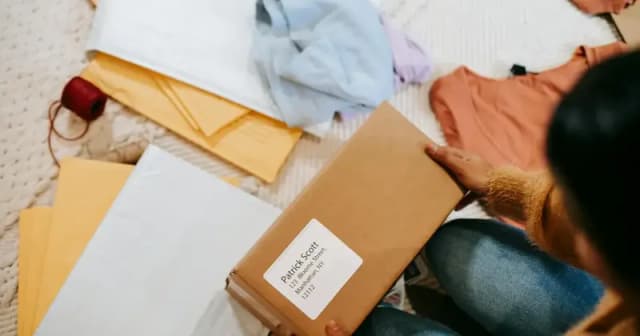 Shipping Clothing: Poly Mailers vs Boxes and When It Matters