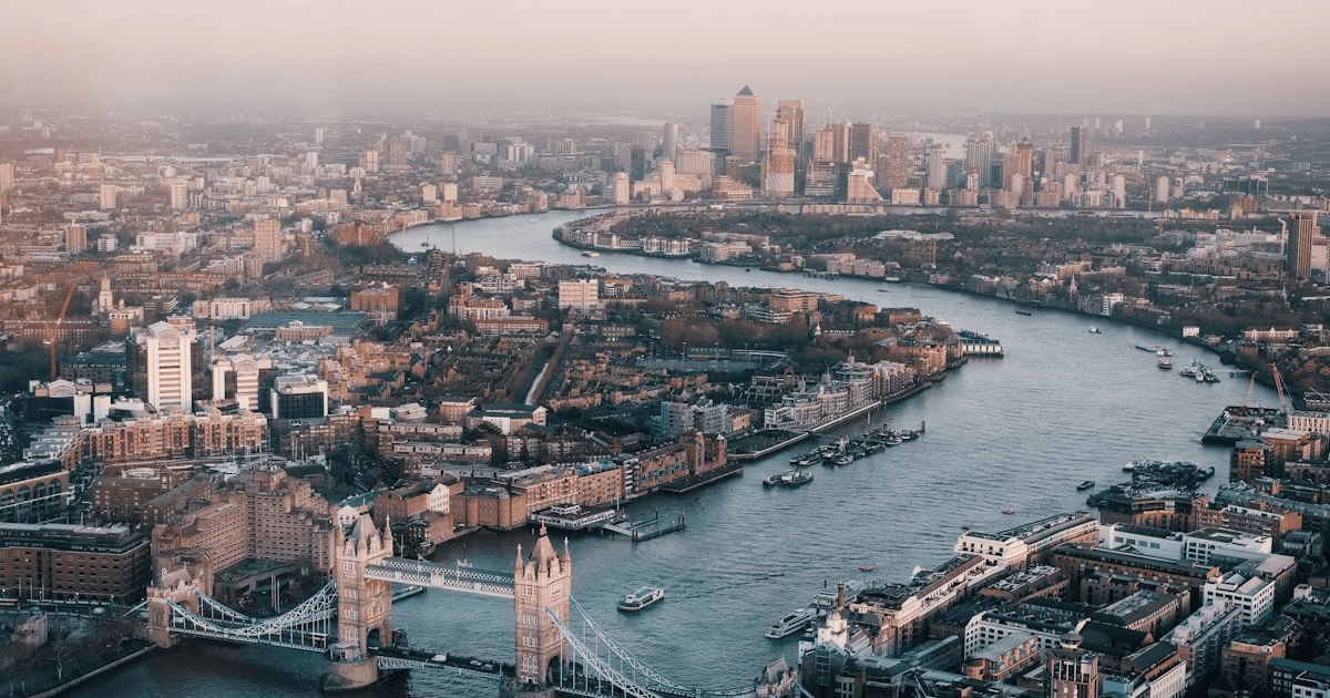 Shipping to UK from US: VAT, Customs, and Carrier Guide for E-commerce